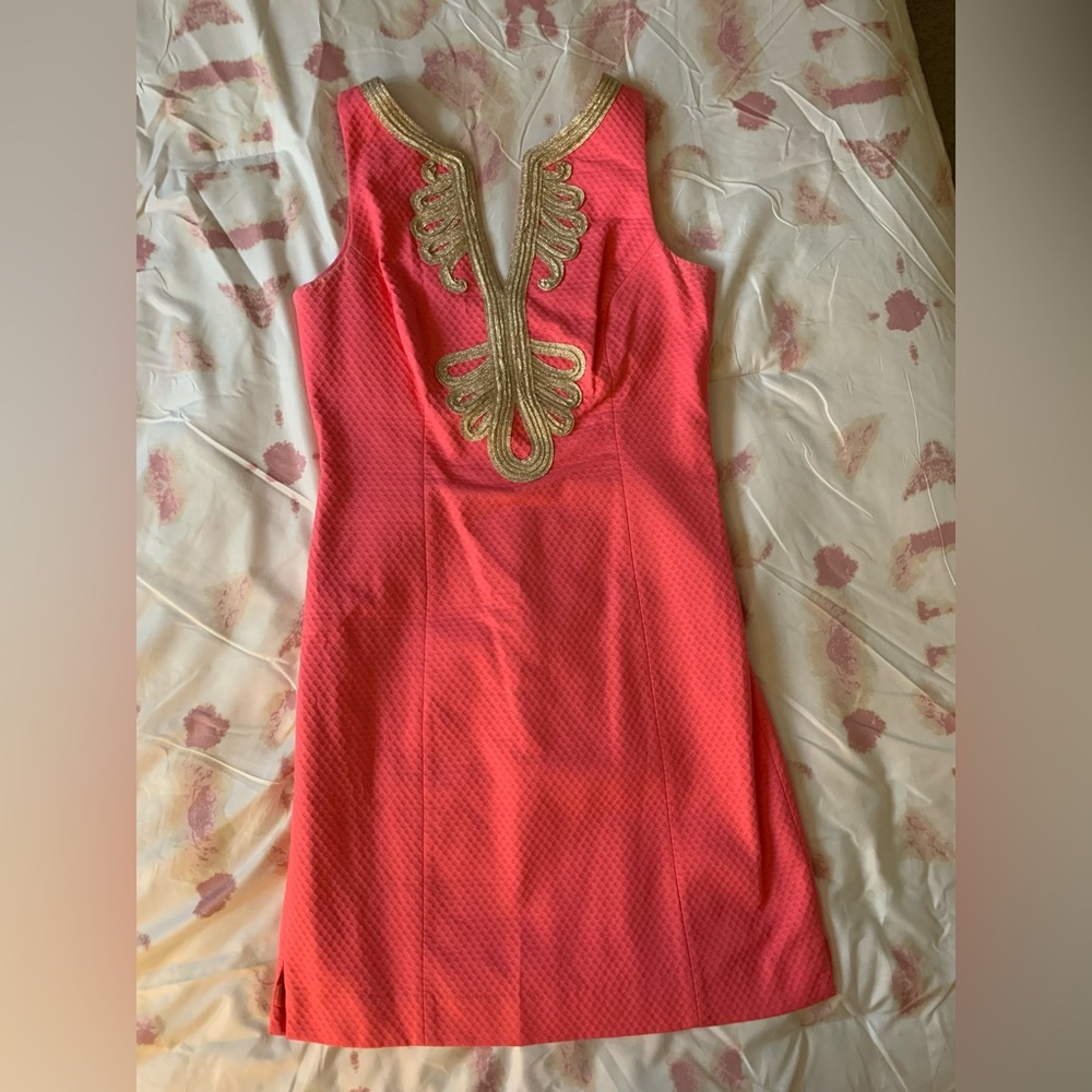 Excellent condition Lilly Pulitzer Coral/Gold Accent scoop back sheath dress